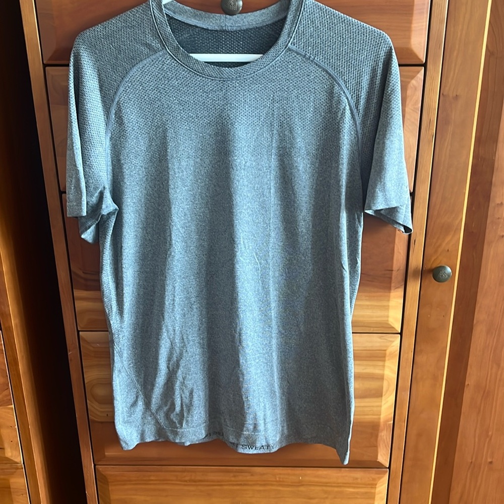 Men’s Lululemon top grey size S